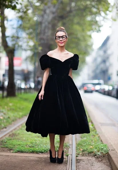 Winter Wardrobe Clearance Little Black Prom Dresses Off-shoulder Velvet Tea Length Ball Gown Amazing Evening Gowns     S3285